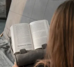 Bookchair Vertrieb Lesen & Geschichten-Bookcouch Grau | Lesekissen für Bücher und Tablets | Buchständer | Tablethalter | Lesehillfe | Deutsche Ausgabe