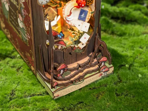 Booknook: Alice Adventure*Robotime Outlet