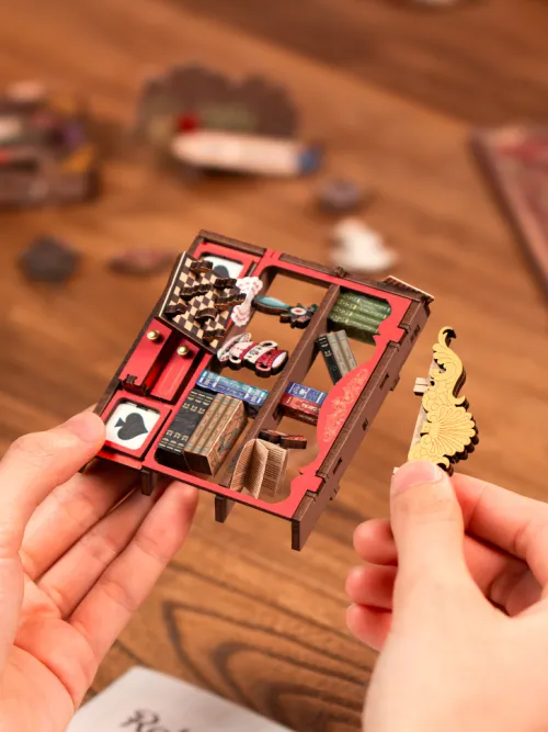 Booknook: Alice Adventure*Robotime Outlet