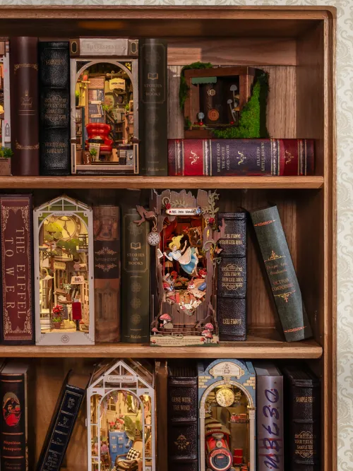 Booknook: Alice Adventure*Robotime Outlet