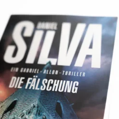 HarperCollins Paperback Spionagethriller|Politthriller-Die Fälschung