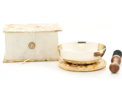 Flache Klangschale in Box mit cremefarbigem Stoffbezug*Klangschalen-Center Discount