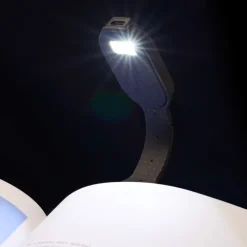 Bookchair Vertrieb Lesen & Geschichten*Flexilight RC (Black Dots) - wiederaufladbares Leselicht - 2 in 1 Leselampe & Lesezeichen - LED Leselicht - Geschenk für Leser, Buchliebhaber - Deutsche Ausgabe