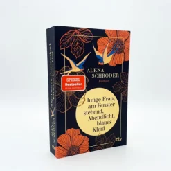 dtv Verlagsgesellschaft Romane & Erzählungen|Historische Romane-Junge Frau, am Fenster stehend, Abendlicht, blaues Kleid