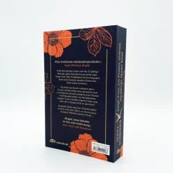 dtv Verlagsgesellschaft Romane & Erzählungen|Historische Romane-Junge Frau, am Fenster stehend, Abendlicht, blaues Kleid