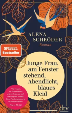 dtv Verlagsgesellschaft Familiensagas*Junge Frau, am Fenster stehend, Abendlicht, blaues Kleid