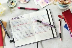 Druck-Kugelschreiber pointball NatureCOLORS Wildflower Edition 4er Set, burgunderrot, preußischblau, grauviolett, rouge*STABILO Discount